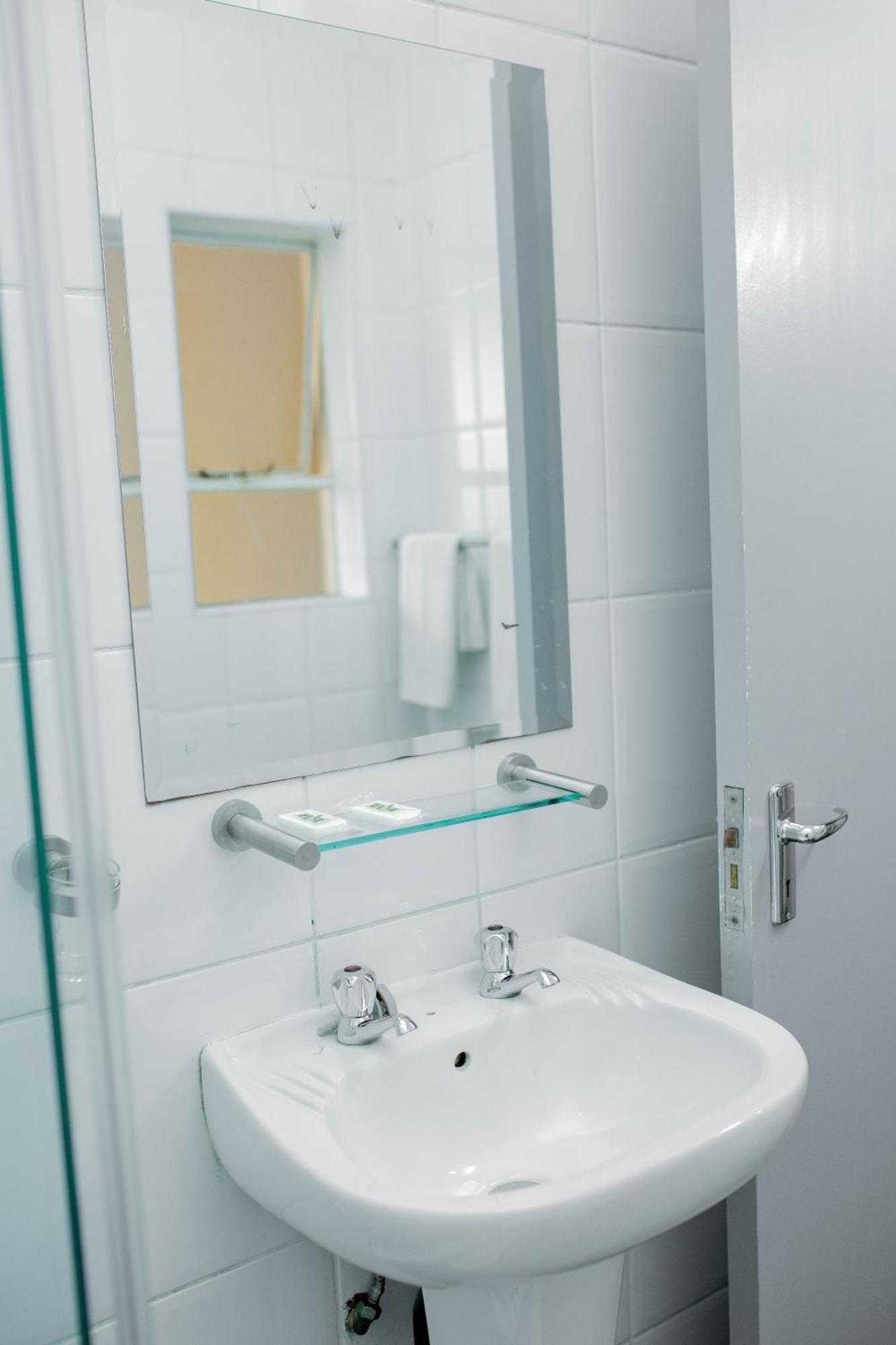 Vetho 2 Apartments Or Tambo Airport Кемптън Парк Екстериор снимка