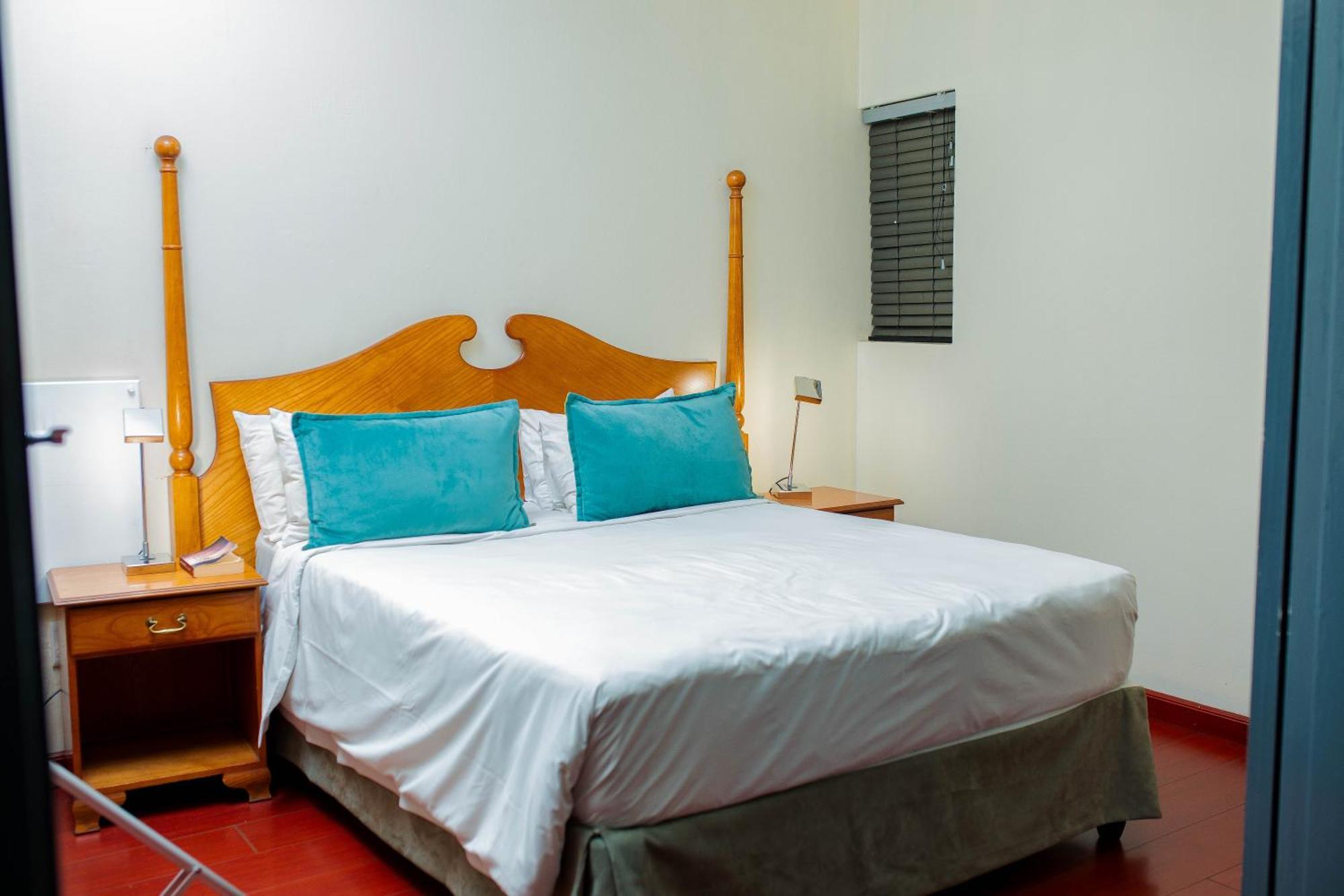 Vetho 2 Apartments Or Tambo Airport Кемптън Парк Екстериор снимка