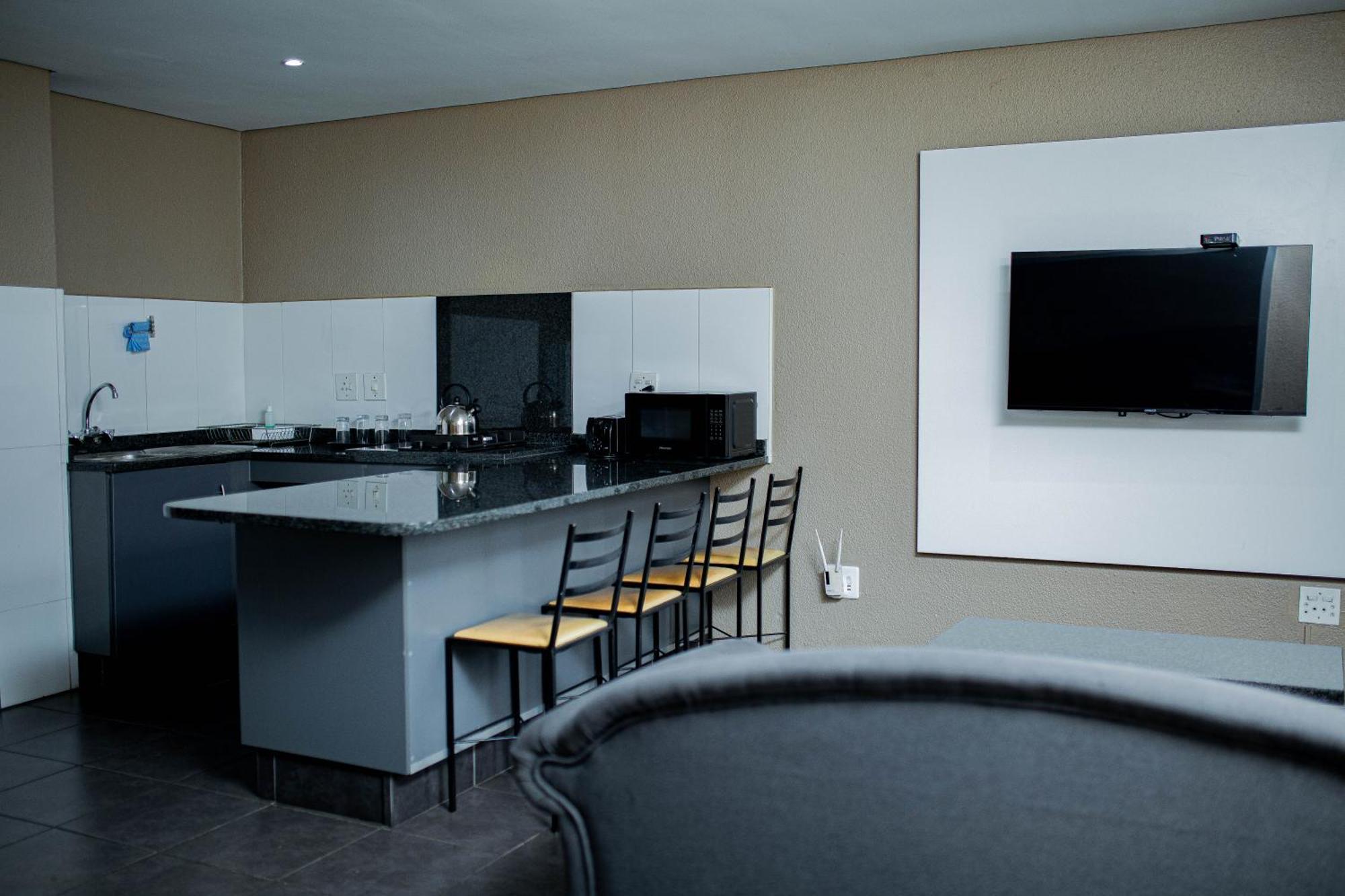 Vetho 2 Apartments Or Tambo Airport Кемптън Парк Екстериор снимка