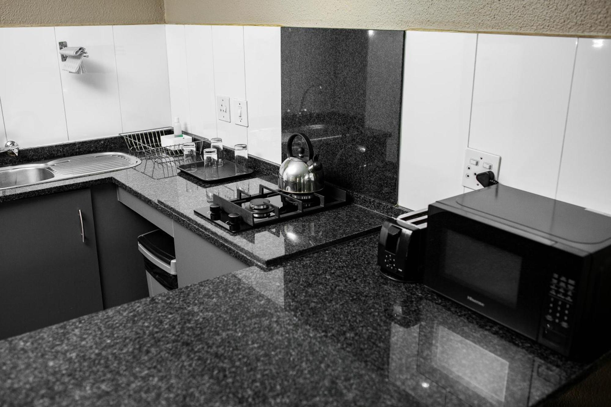 Vetho 2 Apartments Or Tambo Airport Кемптън Парк Екстериор снимка